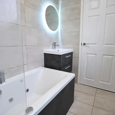 Spacious 2-bed Near Centre, Fast Wifi Holiday home *