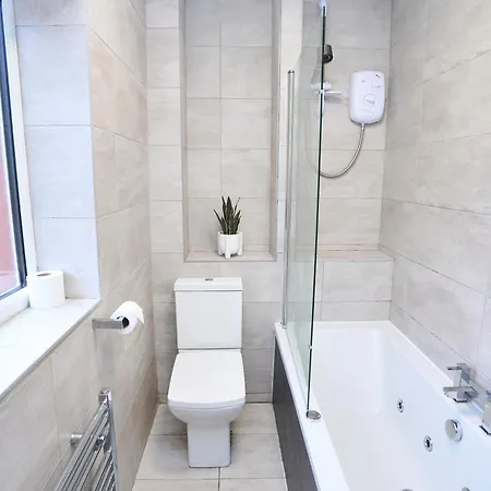 Spacious 2-bed Near Centre, Fast Wifi Holiday home Manchester