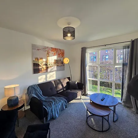 Apartment 2br Apt, Etihad Stadium, Access, Sleeps 6 *
