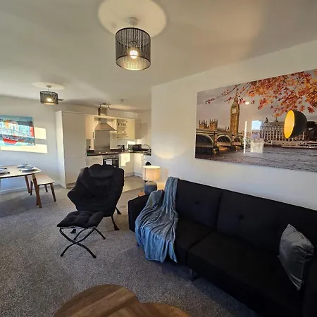 2br Apt, Etihad Stadium, Access, Sleeps 6 Apartment *