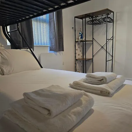 Apartment 2br Apt, Etihad Stadium, Access, Sleeps 6 *