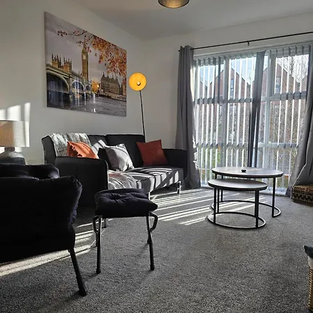 Apartment 2br Apt, Etihad Stadium, Access, Sleeps 6 *