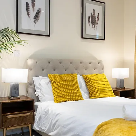 Luxury 3-bed Townhouse Sleeps 6 Free Parking