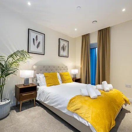 Luxury 3-bed Townhouse Sleeps 6 Free Parking Feriehus