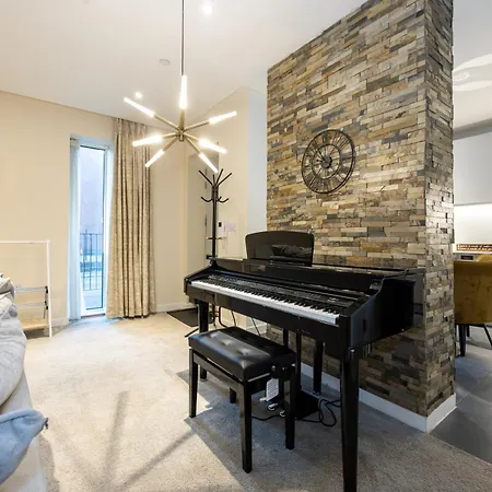 Luxury 3-bed Townhouse Sleeps 6 Free Parking