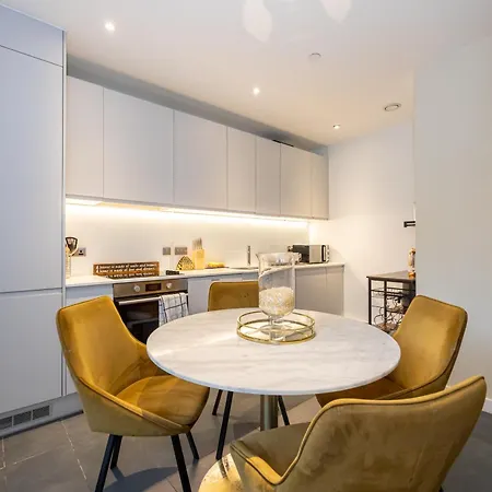 Luxury 3-bed Townhouse Sleeps 6 Free Parking *