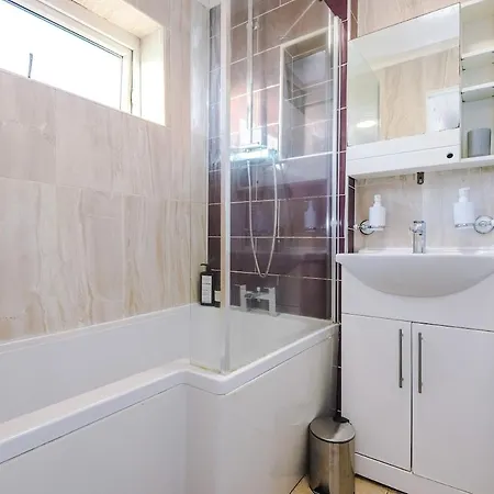 New Spacious House, Pool Table, Driveway Parking And Ps4