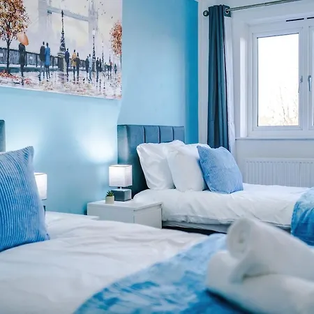 بيت للعطل New Spacious House, Pool Table, Driveway Parking And Ps4 *