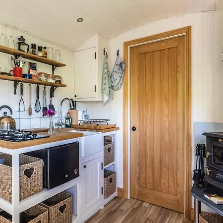 Bredon Hill Shepherds Hut & Hot Tub Дом отдыха *
