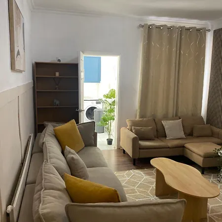 Semesterbostad Modern Townhouse-free Parking-games Room-fast W-ifi *