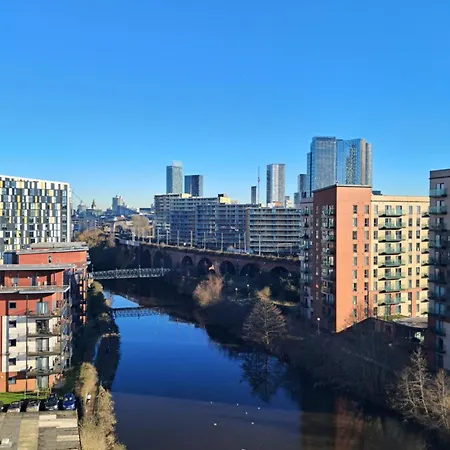 Private Balcony, Waterfront Apt, Theatres 15min Walk 1mile Media City, Old Trafford, Centre Apartment