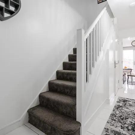 Luxury 5 Bed Near Etihad And Coop Live