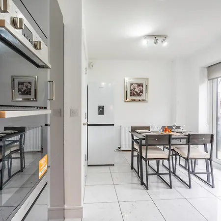 Nyaraló Luxury 5 Bed Near Etihad And Coop Live