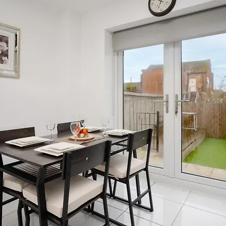 Luxury 5 Bed Near Etihad And Coop Live Nyaraló *