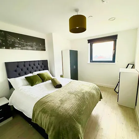 Stylish Haven With Ample Space Mánchester