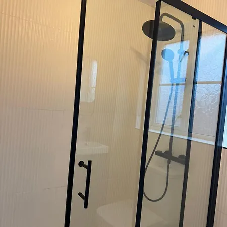 Stylish 5 Mins To Center Дом отдыха *