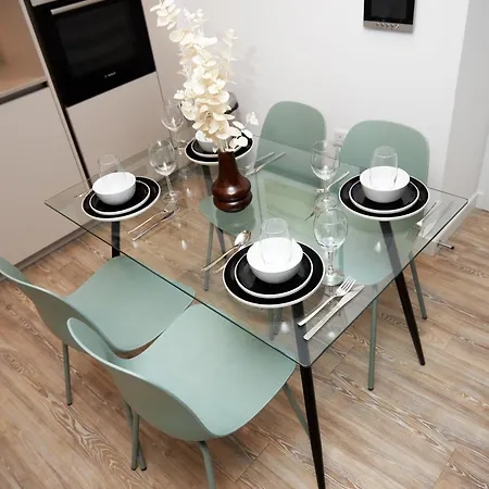 Luxury 2 Bedroom And Bathroom In With Balcony Манчестер