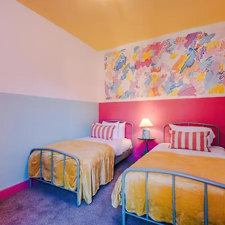 6-bed Funky Getaway Unique Vibes Сasa de vacaciones *