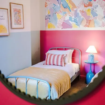 6-bed Funky Getaway Unique Vibes Сasa de vacaciones *