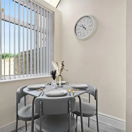 Dom wakacyjny 4-bed Perfect For Contractors & Families W Free Parking