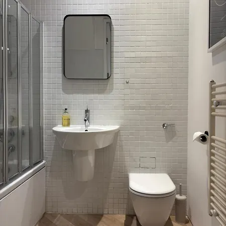 Centre Rooftop With Free Secure Parking Apartment *