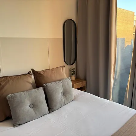 Apartment Centre Rooftop With Free Secure Parking *