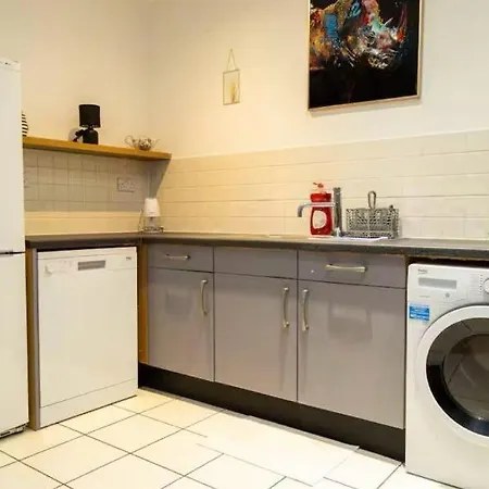 דירה - Comfortable 2-bedroom With Heights Views *