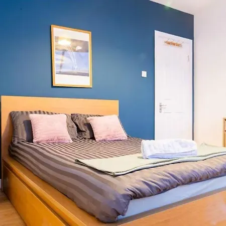 - Comfortable 2-bedroom With Heights Views *