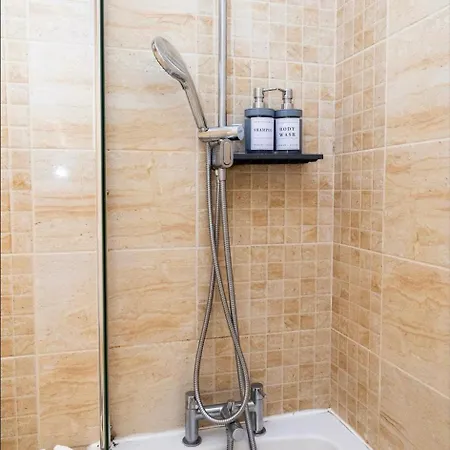 - Comfortable 2-bedroom With Heights Views דירה *