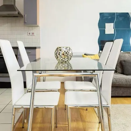 - Comfortable 2-bedroom With Heights Views מנצ'סטר