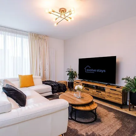 Fully Equipped, City Centre 3Bed Apartment, Balcony With Amazing Views, Sleeps 6 דירה