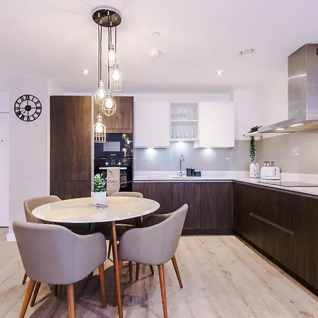 דירה Fully Equipped, City Centre 3Bed Apartment, Balcony With Amazing Views, Sleeps 6 *