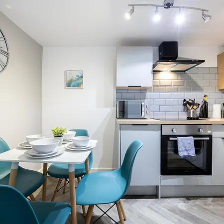 Stylish 2-bed Flat Steps From Tram Stop Апартаменты *
