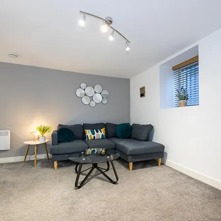 Апартаменты Stylish 2-bed Flat Steps From Tram Stop *