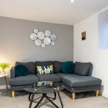 Апартаменты Stylish 2-bed Flat Steps From Tram Stop Манчестер