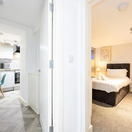 Stylish 2-bed Flat Steps From Tram Stop Манчестер