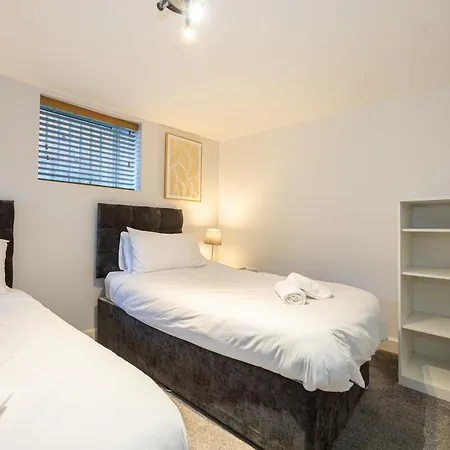 Stylish 2-bed Flat Steps From Tram Stop Апартаменты