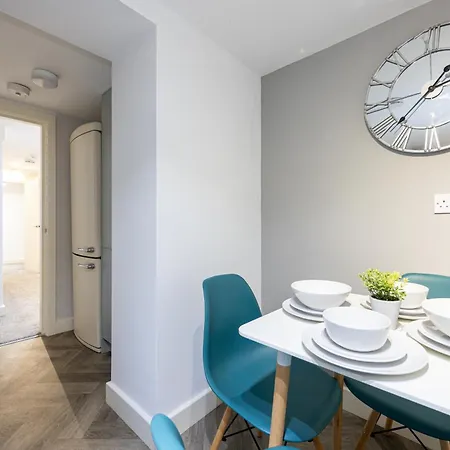 Stylish 2-bed Flat Steps From Tram Stop Апартаменты Манчестер