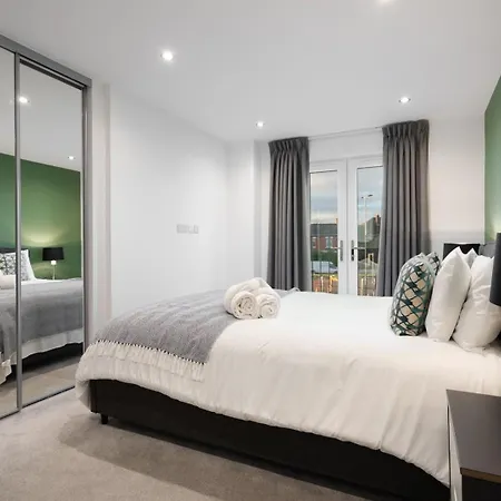 Spacious Modern 2 Bedroom Old Trafford & Free Parking アパート