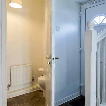 Ferienhaus Cozy 3-bed Retreat Near Airport Ideal For Families & Groups Manchester
