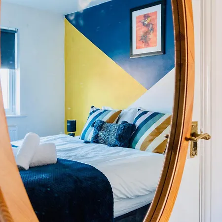 Ferienhaus Comfy 3 Bed House By Airport, Perfect For Groups & Families *