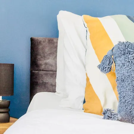 Comfy 3 Bed House By Airport, Perfect For Groups & Families Ferienhaus *