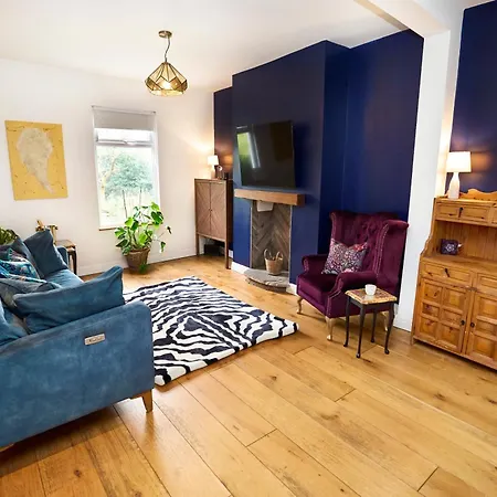 Relaxing With Basement Workspace & Golf Course View Manchester
