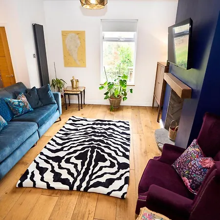 Relaxing With Basement Workspace & Golf Course View Holiday home Manchester