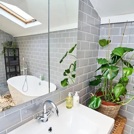Holiday home Relaxing With Basement Workspace & Golf Course View Manchester