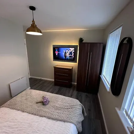 2br-sleeps4-freeparking-wifi-smarttvs