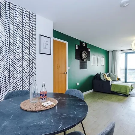 Apartment Sleeps 6, Stunning 2bed With Dart Board & Amazing Views *