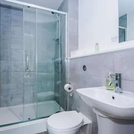 Sleeps 6, Stunning 2bed With Dart Board & Amazing Views Apartment Manchester