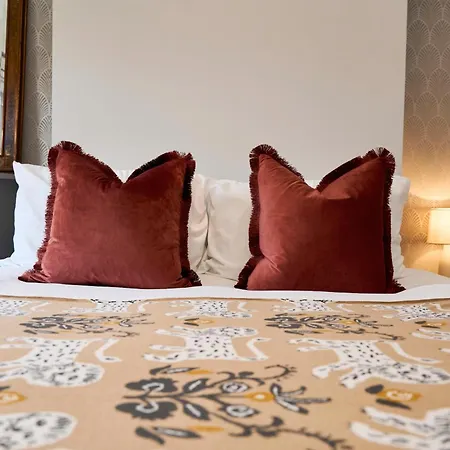 Relaxing With Basement Workspace & Golf Course View Holiday home Manchester
