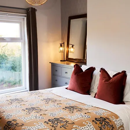 Relaxing With Basement Workspace & Golf Course View Manchester